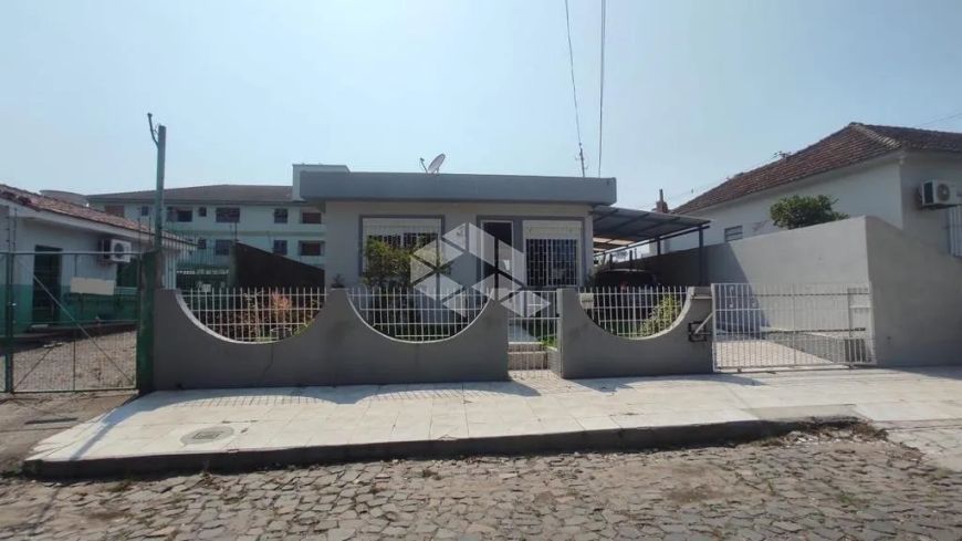 Casa com 02 dormitórios com garagem para 03 carros no bairro Camobi em Santa Maria