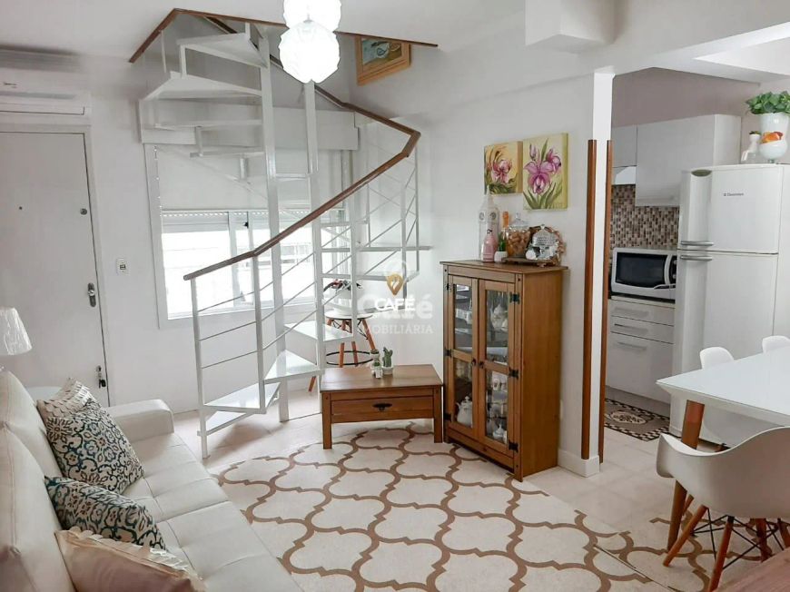 Excelente apto duplex, no centro, todo reformado, com 2 dormitórios, terraço e á