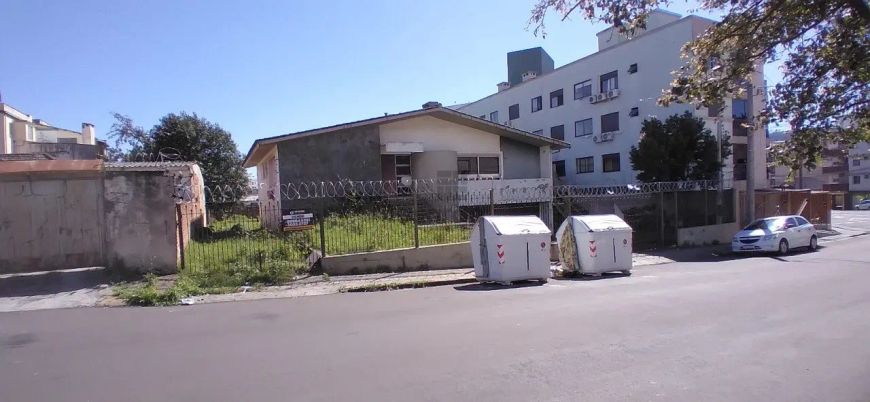 CASA AMPLA COM TERRENO 25 x 45 METROS