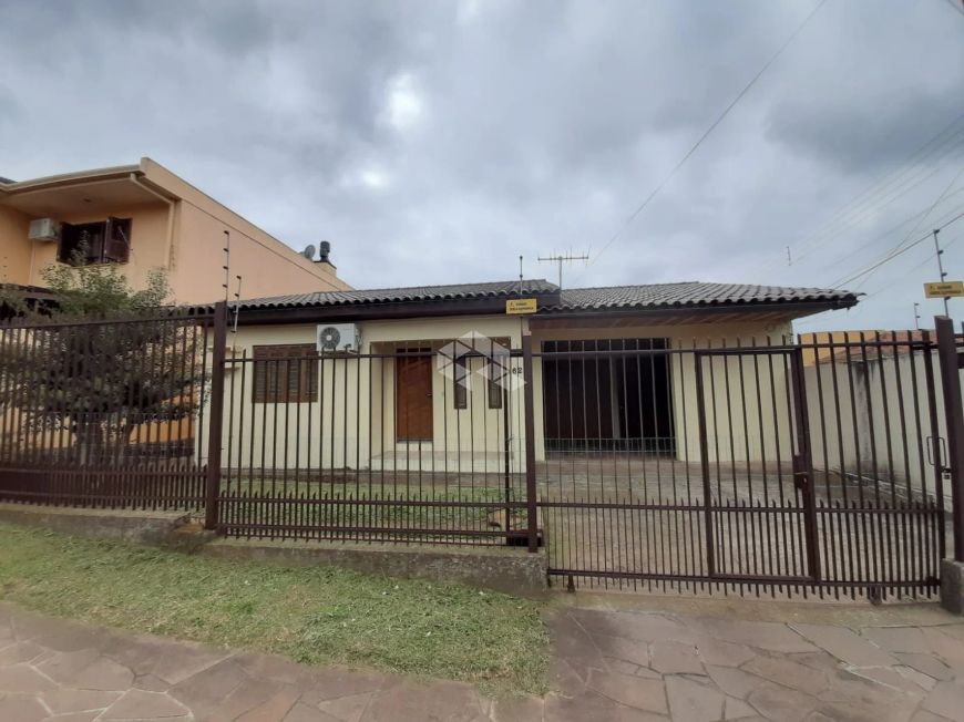 Casa à venda com 03 dormitórios, no bairro Camobi, em Santa Maria, RS.