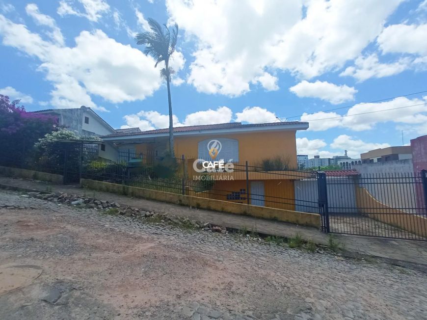 Ampla casa a venda com 5 dormitórios em bairro nobre - Santa Maria/RS