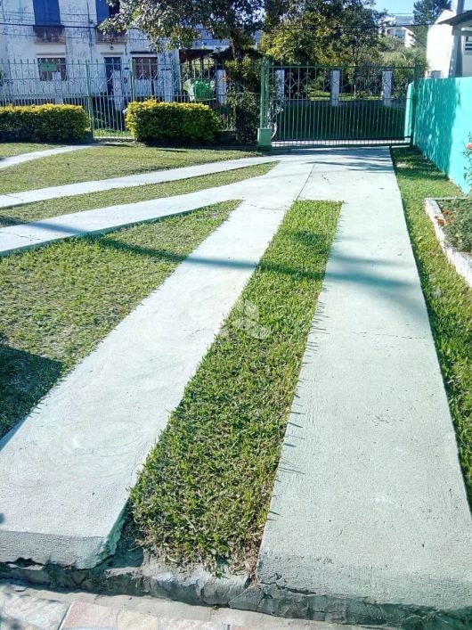 Casa à venda no bairro Caturrita.