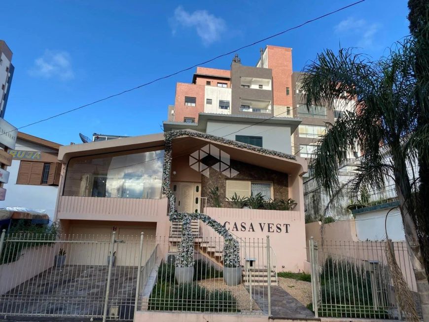 Casa versátil na Av. Fernando Ferrari com 343m²