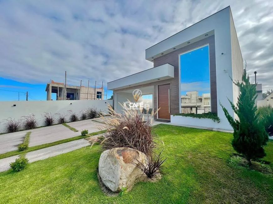 Casa alto padrão com 03 dormitórios, 02 vagas de garagem e amplo terreno.