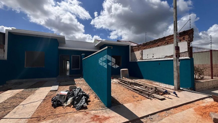 CASA COM 3 QUARTOS E 1 BANHEIRO, COM 2 VAGAS DE GARAGEM