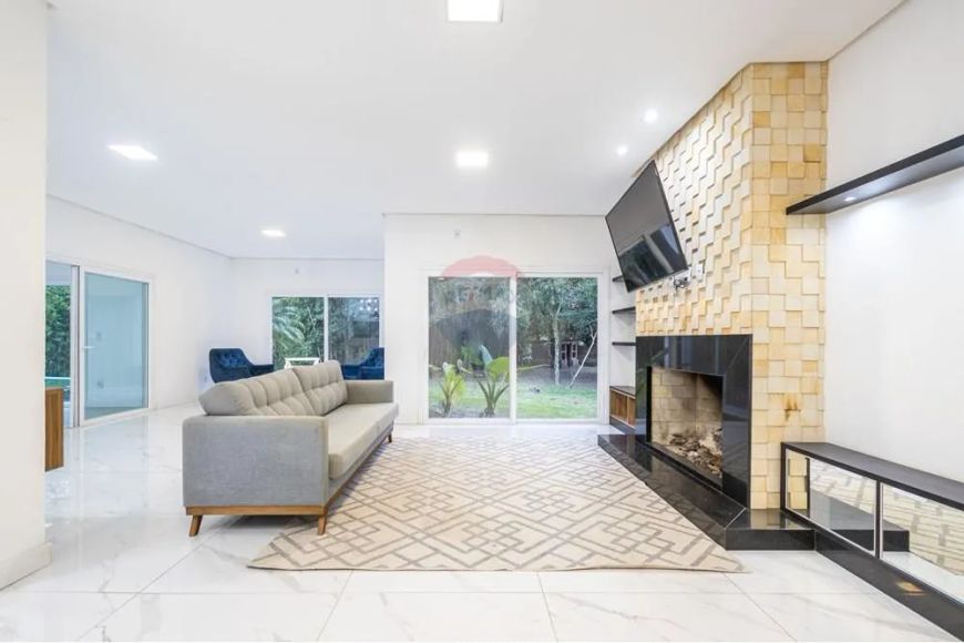 Sítio com 4.200m² com casa alto padrão em Gravataí.