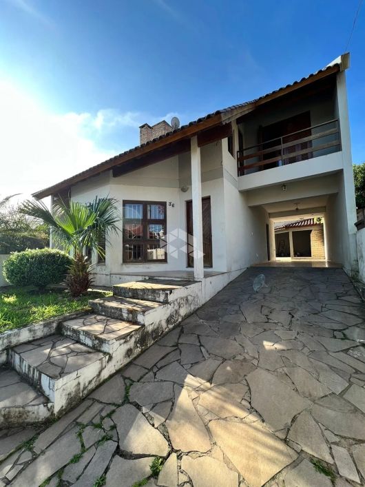 Casa com 03 dormitórios, 01 suíte com cozinha planejada no bairro Bela Vista