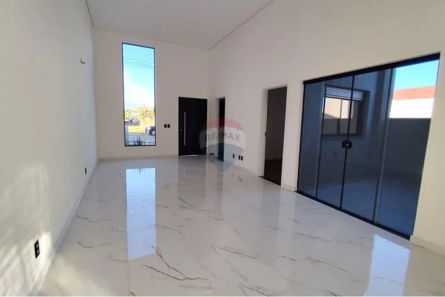 Casa de 3 quartos, automatizada e amplo pátio.