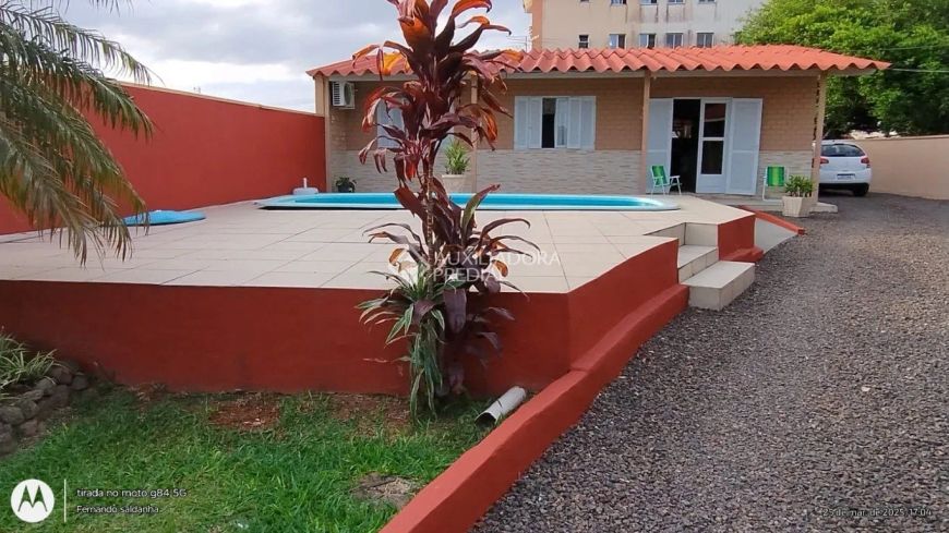 Casa 3 Quartos sen 01 suite,pátio na frente e nos fundos ,terreno individual.