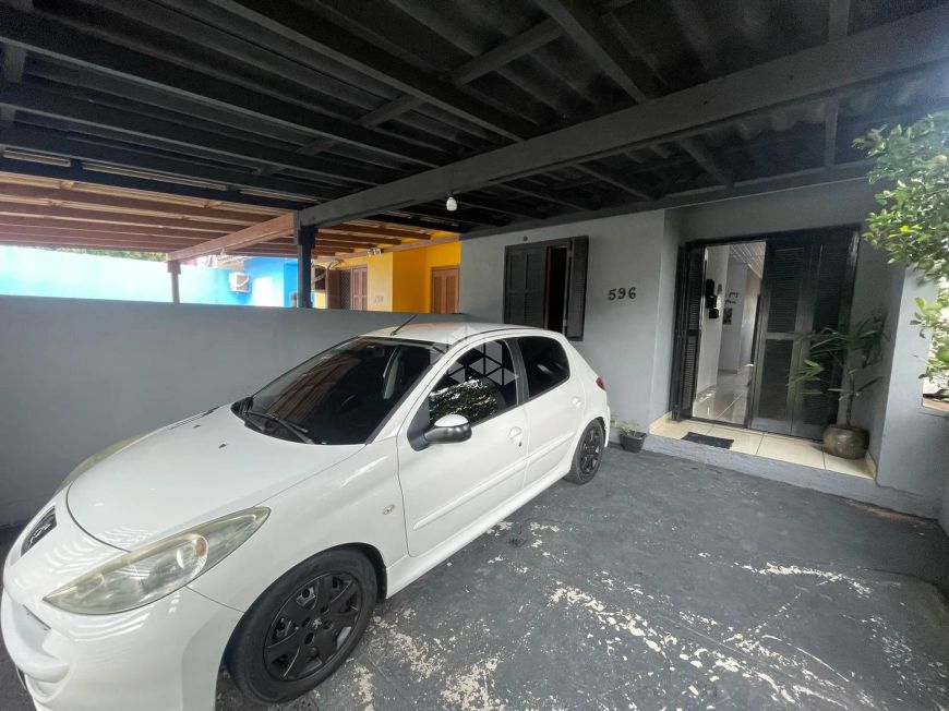 Casa Dois Dormitórios, com Garagem Coberta e pátio nos Fundos. localizado no jardim do Cedro.