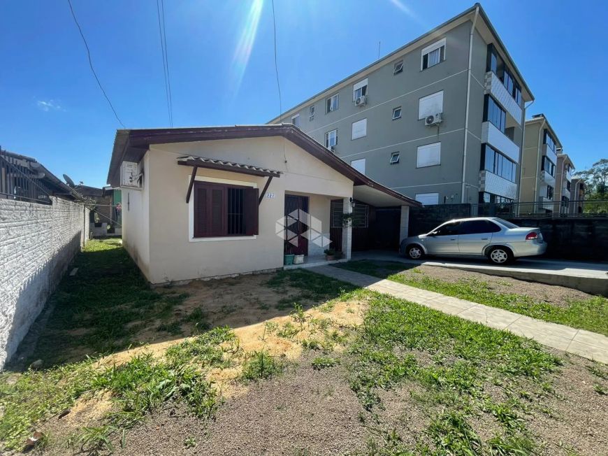 Imóvel com duas casas no pátio, com amplo terreno.