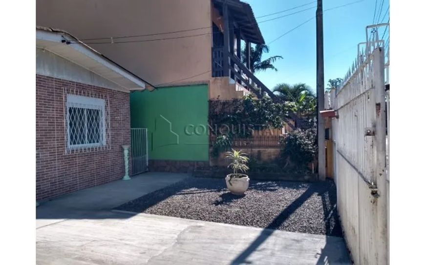 Casa com Sobrado, sendo:- Casa da Frente: sala, cozinha, banheiro, 3 dormitórios (1 dos dormitórios