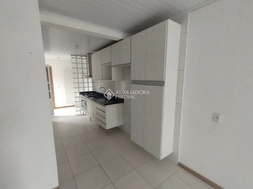 Casa Semi Mobiliada à Venda em Gravataí com 3 Dormitórios e Churrasqueira