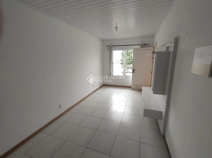 Casa Semi Mobiliada à Venda em Gravataí com 3 Dormitórios e Churrasqueira