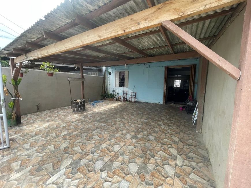 Casa 2 dormitórios, com amplo pátio nos fundos, fácil acesso a Freeway