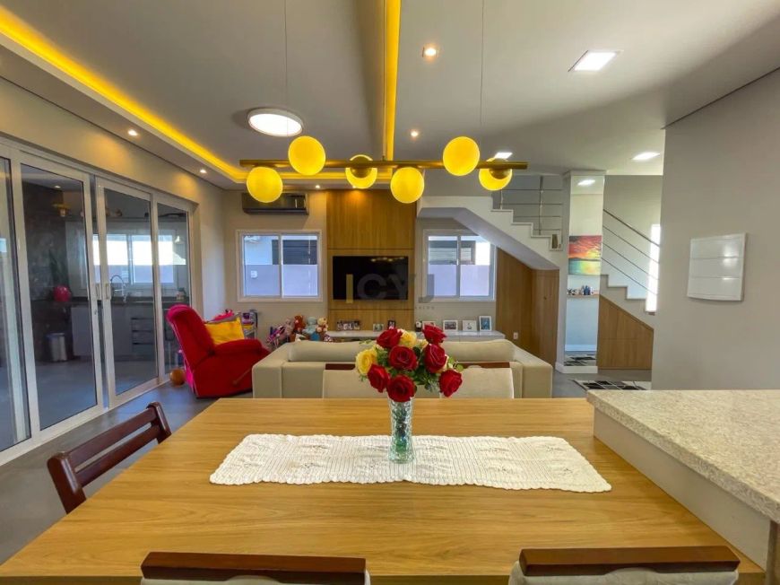 Casa estilo sobrado com 3 dormitórios sendo 1 suíte no Terras Alpha