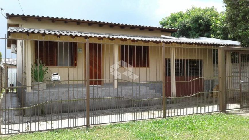 Casa com dois dormitórios em terreno de 330m² a venda em Gravataí