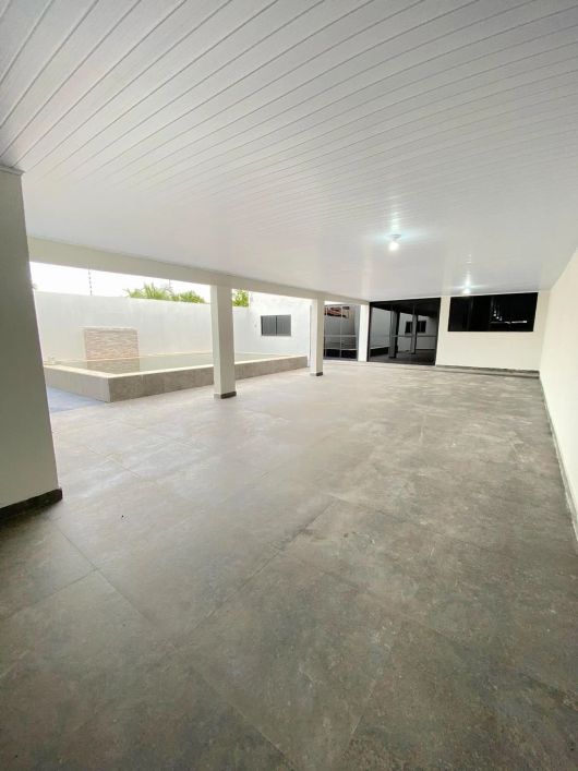 Casa no chapéu do sol de esquina