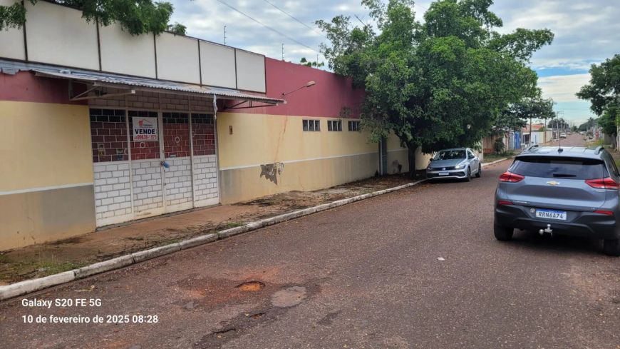 Residência com piscina mais salão comercial