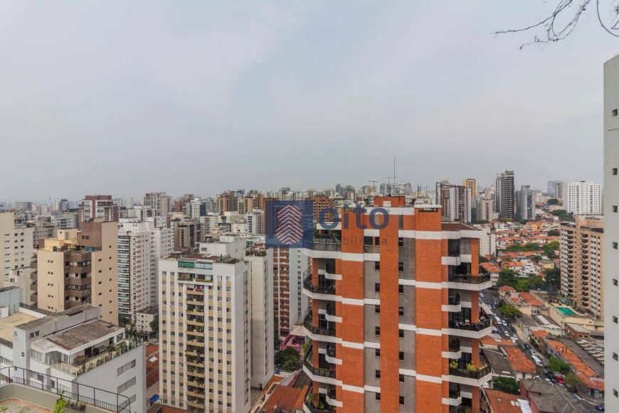 Cobertura com planta bem funcional e vista para o cobiçado bairro Perdizes