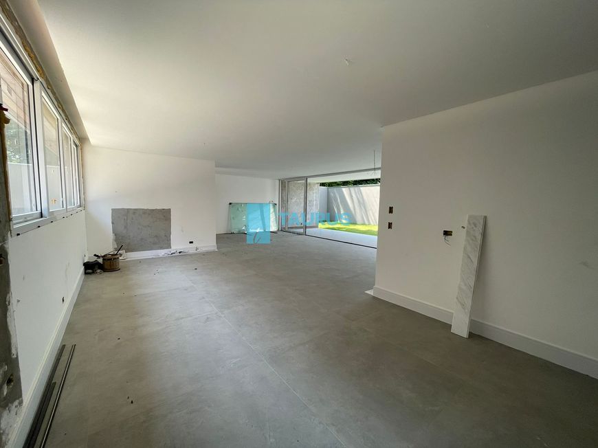 Casa de condomínio á venda , 4 suítes , 4 vagas , piscina no quintal , 450 m² , Santo Amaro.