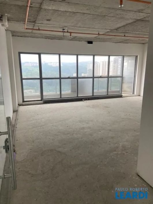 CONJ. COMERCIAL - TAMBORÉ - SP