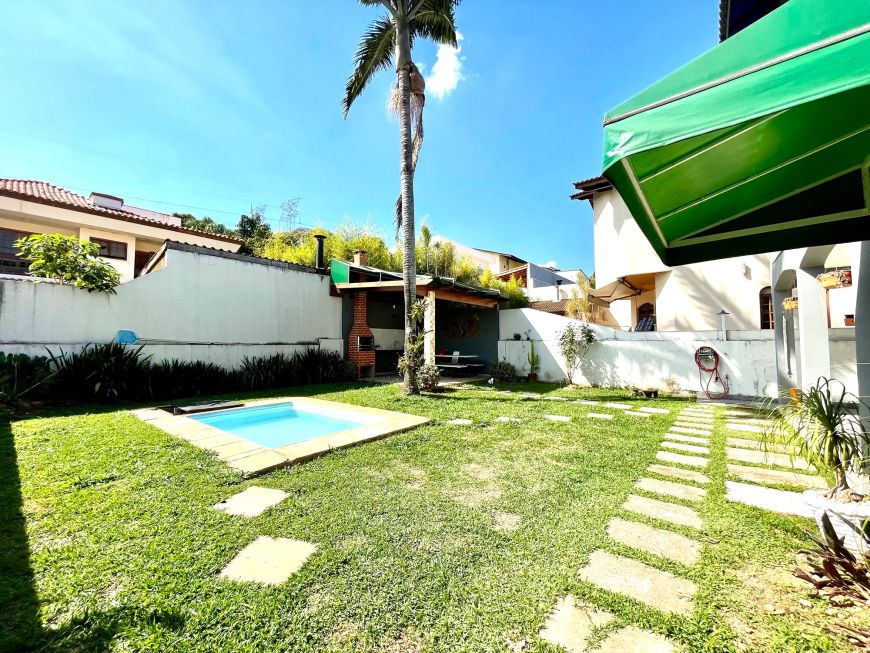 Oportunidade com quintal grande, piscina e gramado em Alphaville