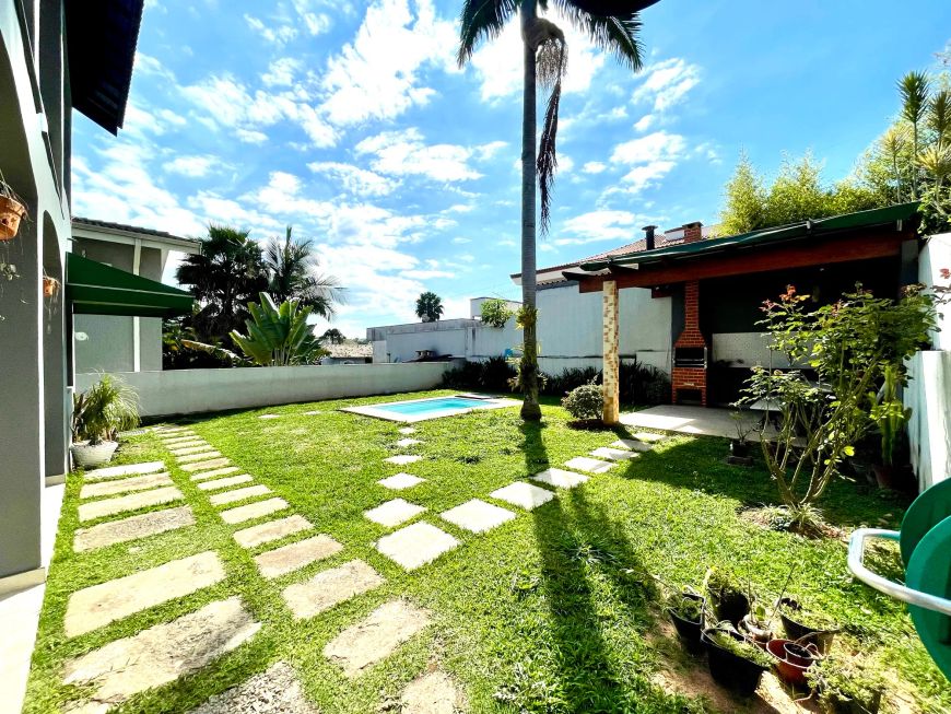 Oportunidade com quintal grande, piscina e gramado em Alphaville