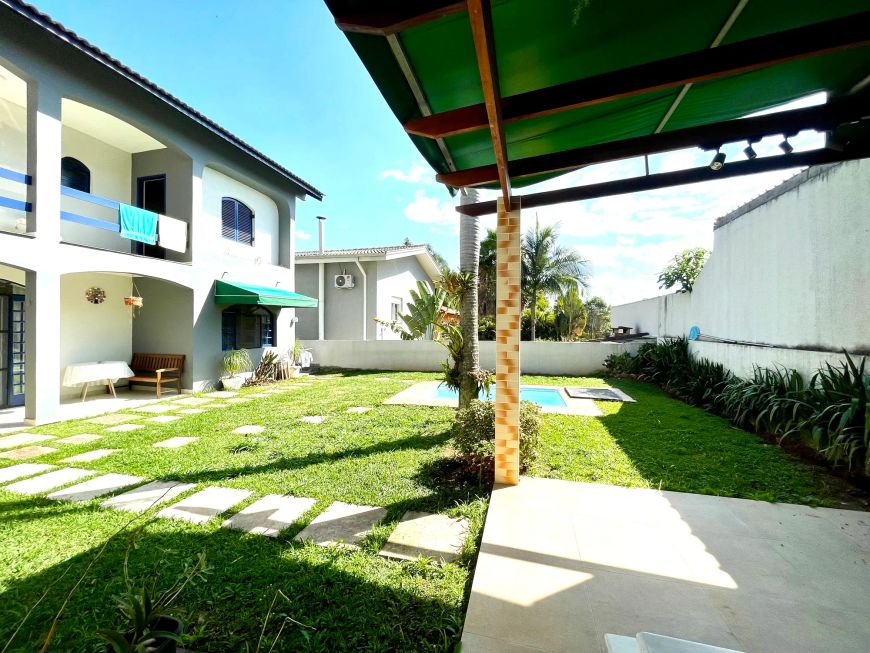 Oportunidade com quintal grande, piscina e gramado em Alphaville