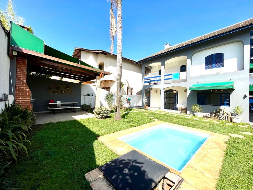 Oportunidade com quintal grande, piscina e gramado em Alphaville