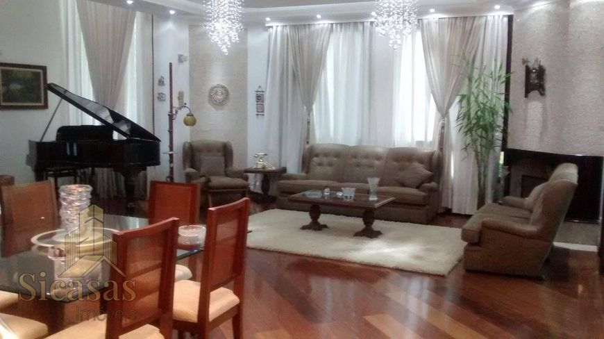 Casa à venda em Barueri com 3 quartos sendo 2 suítes e 6 vagas