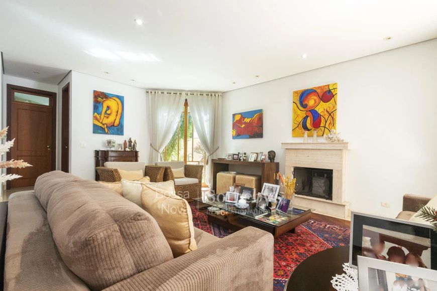 Casa com jardim em condomínio fechado