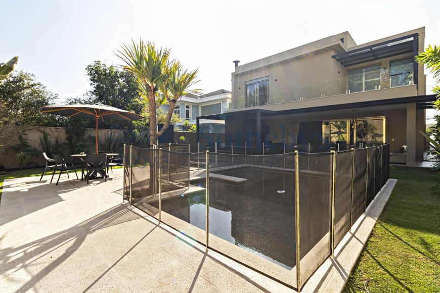 Casa moderna em condomínio com piscina e área gourmet integrados
