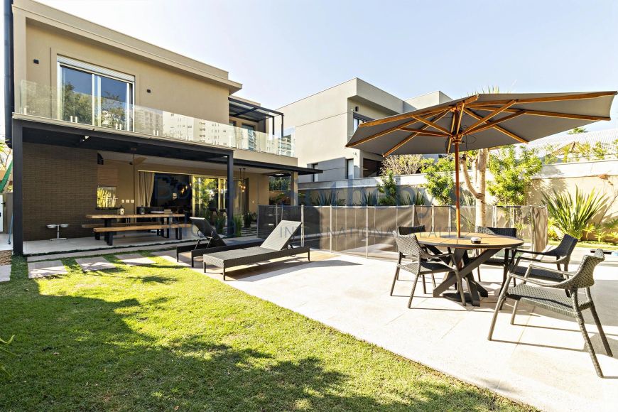 Casa moderna em condomínio com piscina e área gourmet integrados