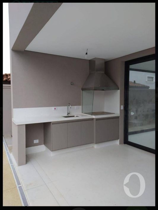 Maravilhosa casa no residencial 1 com 4 suítes.