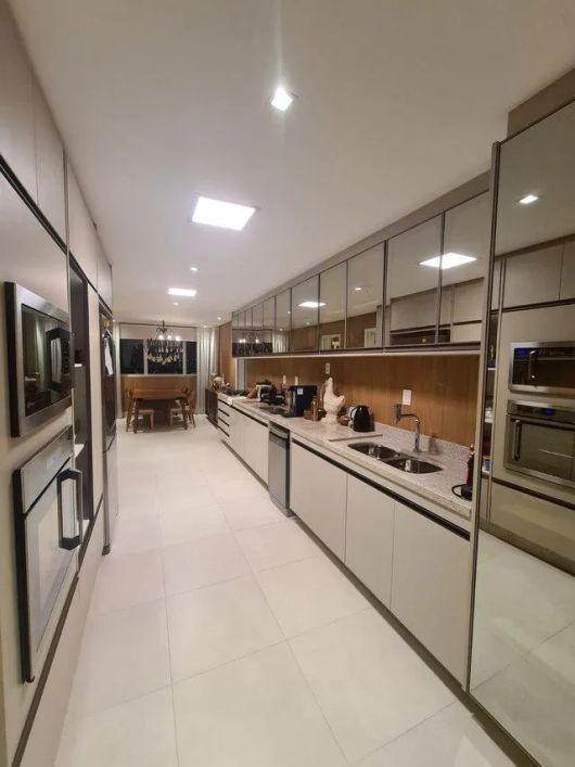 O seu The Lake em andar alto, com vista contemplativa e acabamento prime