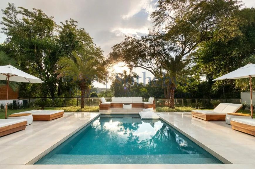 Casa de condomínio com amplo jardim