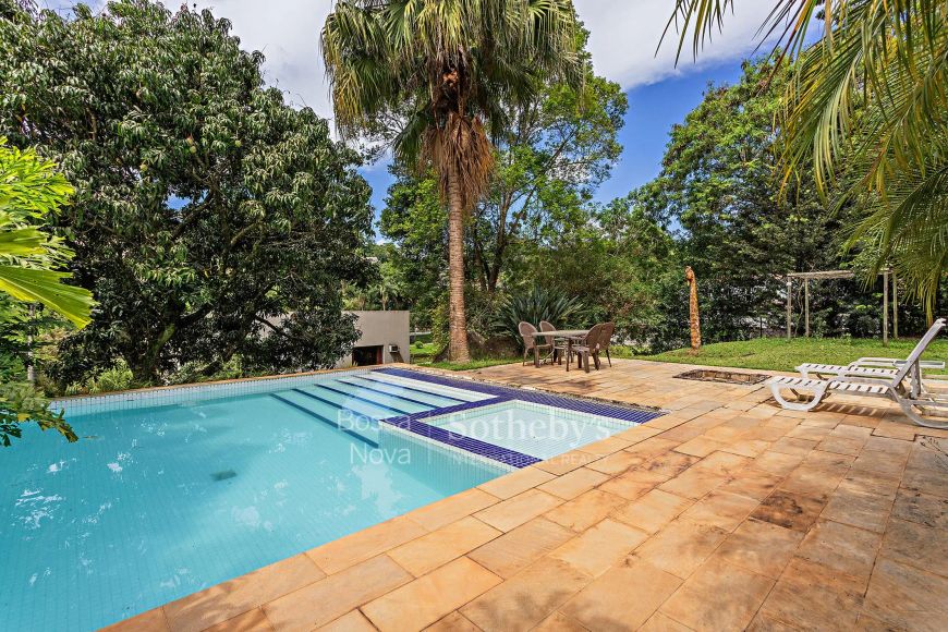 Casa com estilo diferenciado e vista para o lago no Tamboré 1