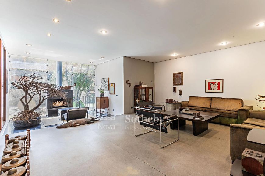 Casa com estilo diferenciado e vista para o lago no Tamboré 1