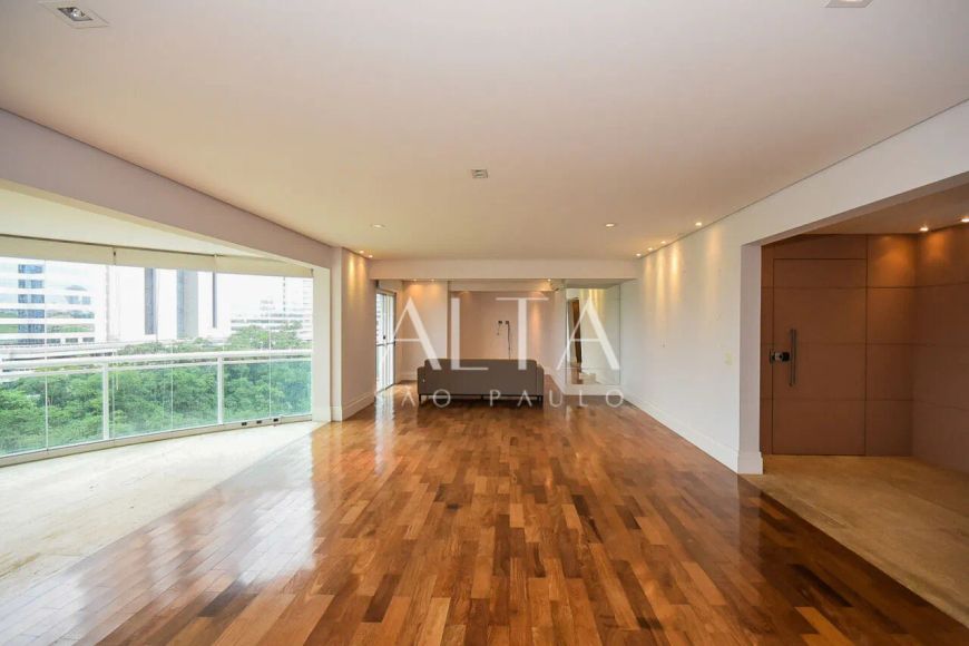 Apartamento em Alphaville com vista para o lago.