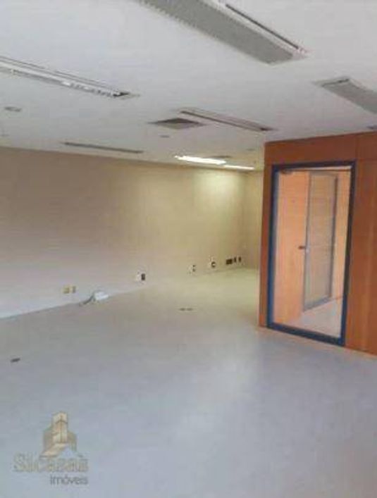 Sala comercial à venda em Alphaville com 3 ambientes e 1 vaga por 450 mil