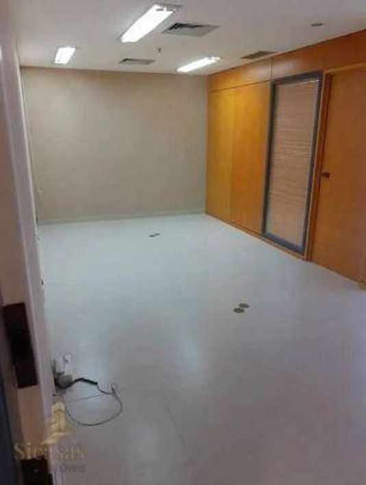 Sala comercial à venda em Alphaville com 3 ambientes e 1 vaga por 450 mil