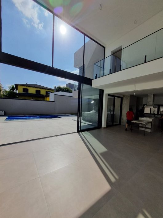 Casa venda centro de alphaville 4 suites amplas sendo 1 master . localização excelente.