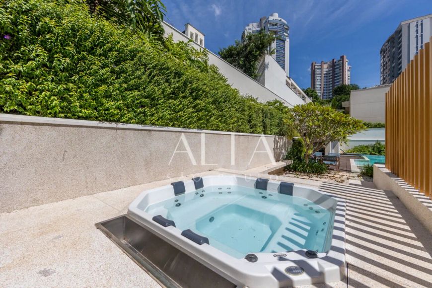 Casa à venda no Residencial 1 em Alphaville, o condomínio mais tradicional e desejado da região.