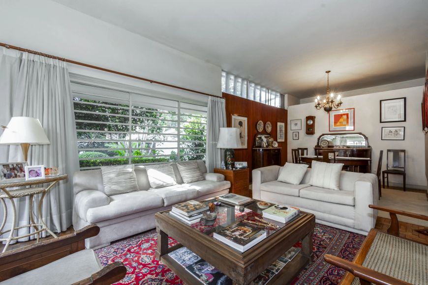 Casa com grande potencial para atualização em localização privilegiada