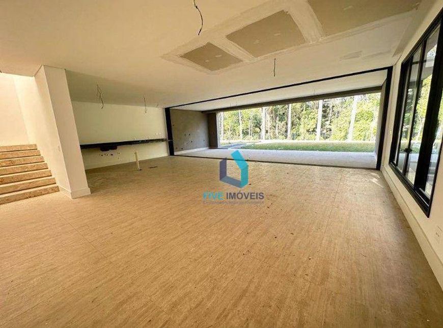Sobrado com 4 quartos, todos suítes à venda em condominio fechado, 935 m² por R$ 12.500.000,00