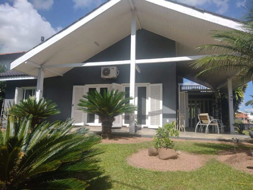 Casa com 3 suítes e piscina, no Condado de Castela