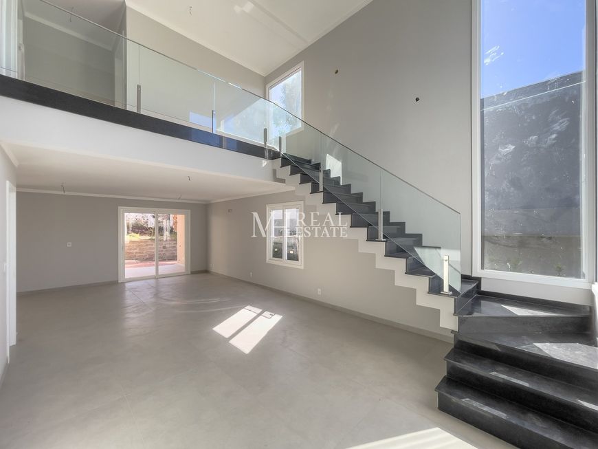 CASA NOVA COM ARQUITETURA MODERNA!
