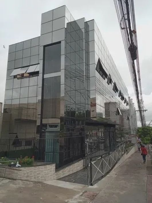 ALUGO Prédio com 3 andares na Av Djalma Batista