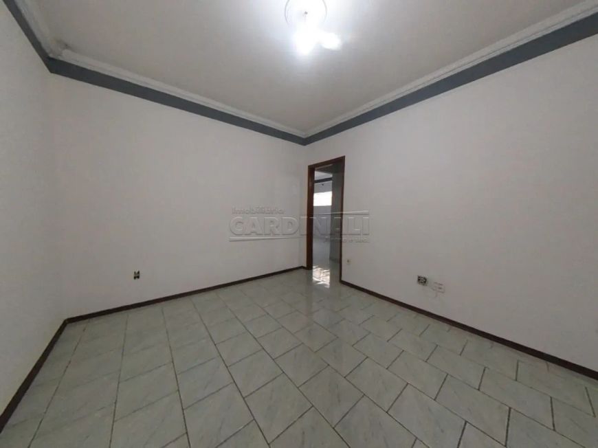 Casa de 4 dormitórios, sendo dois suítes com boa localização.